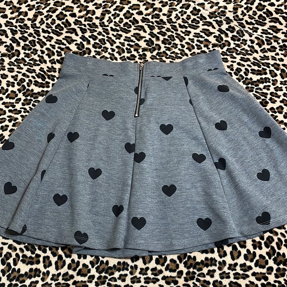 H&M Grey Hearts 🖤 Skater Skirt Medium Pleated Stretch Zipper Black Prep Summer - Picture 4 of 12